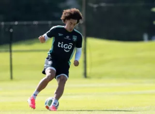 Adalberto Carrasquilla entrena con balón en la cancha del campamento base en New Tecumseth.