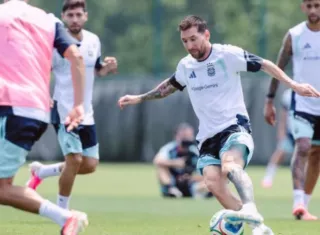 El astro Lionel Messi (der.) durante una práctica de la Selección de Argentina previo al Mundial 2026.