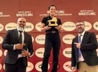 La árbitra panameña Mirellys Eysseric (c) cuando recibe el premio como la mejor árbitra del Campeonato Panamericano U-23 de Lucha Olímpica que se disputó en Lima, Perú. 
