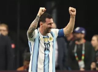 El astro argentino Lionel Messi celebra uno de sus dos goles anotados en el partido que enfrentó su selección a la de Austria, correspondiente al grupo J del Mundial 2026.