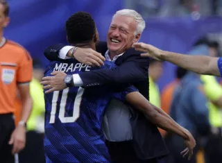 Kylian Mbappé celebra el primer gol ante Suecia con su técnico Didier Deschamps.