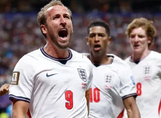 Harry Kane (izq.) celebra uno de sus goles.