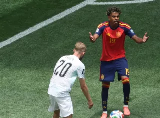 El extremo Lamine Yamal (der.) durante el encuentro en el que España venció a la selección de Austria.