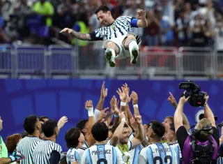 Lionel Messi es celebrado por sus compañeros tras ganar el partido de octavos de final. 