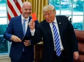 Gianni Infantino (izq.) y Donald Trump.