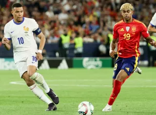 Kylian Mbappé (izq.9 y Lamine Yamal durante un enfrentamiento entre Francia y España en el 2025.