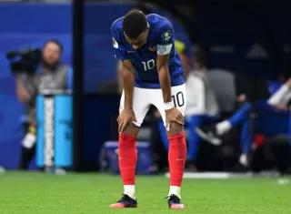 Kylian Mbappé luce frustrado en el campo.