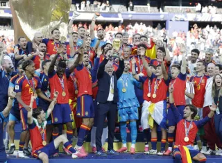 La Selección de España con el trofeo de campeón del Mundial 2026.
