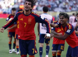 Ferran Torres (i) y Lamine Yamal.