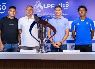 Los directores del Plaza Amador (Mario Méndez) y del Árabe Unido (Sergio Guzmán), junto a jugadores de su club en la conferencia de prensa.