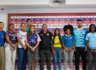 Jugadoras y directores de los equipos de la liga.