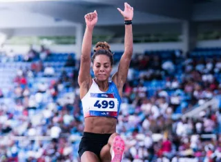 Nathalee Aranda en uno de sus saltos realizados ayer en los Juegos Centroamericanos y del Caribe en Santo Domingo, República Dominicana.
