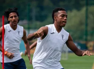 El extremo panameño Moisés Richards durante su primer entrenamiento oficial como parte del club ZTE FC Zalaegerszeg, de la primera división de Hungría.