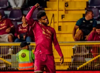Newton Williams celebra uno de sus goles.