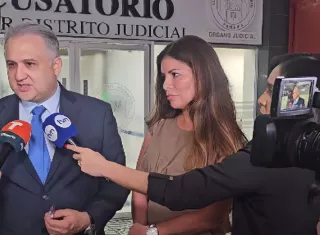 13 IMPUTADOS POR VACIARLE LA CUENTA A EXPRESENTADORA