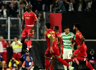 Andrés Andrade (c) celebra con sus compañeros del Lask Linz, uno de los goles anotados en el partido de ayer ante el Celtic de Glasgow,