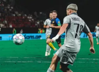 Cristian Martínez cuando anota el gol del triunfo de su equipo.