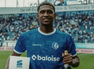 El delantero panameño Josué ‘Yayita’ Vergara con el premio del Jugador del Partido en el que su equipo, el Kaa Gent, venció 2-1 al Brugge en partido correspondiente a la Liga de Primera División de Bélgica.