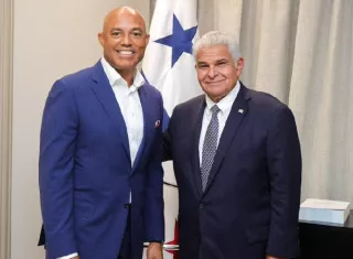 El presidente de la República, José Raúl Mulino (der.) junto al exgrandes ligas y miembro del Salón de la Fama del Béisbol, en el encuentro de ayer.