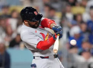 El pelotero Leonardo Bernal cuando conectó su primer imparable en Grandes Ligas la noche del martes ante los Dodgers de Los Angeles en el Dodgers Stadium. 