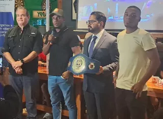 Jonathan ‘Alta Gama’ Miniel y Orlando ‘Virus’ Mosquera durante la conferencia de prensa realizada recientemente.
