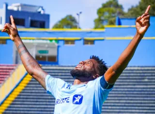 El delantero panameño José Fajardo celebra su gol anotado de penal, con el que su equipo, Universidad Católica de Ecuador, empató a un gol ante el SD Aucas.