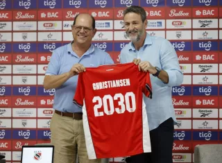 Thomas Christiansen (der.) junto al presidente de la Federación Panameña de Fútbol (FPF), Manuel Arias, durante la actividad de ayer.