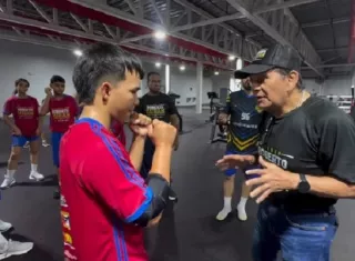 La gloria deportiva Roberto ‘Mano de Piedra’ Durán da instrucciones a sus pupilos durante una sesión de entrenamiento.