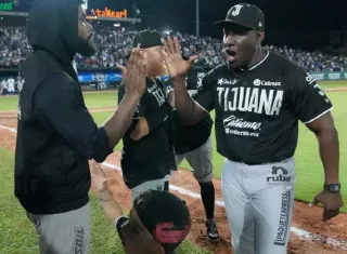 Roberto Kelly celebra el triunfo en el quinto juego de la Serie Final.