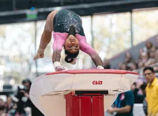 La atleta panameña Hillary Heron cuando participa en el aparato de salto de la gimnasia artística de los Juegos Suramericanos.