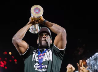 El exgrandes ligas panameño Roberto Kelly, director de los Toros de Tijuana, levanta el trofeo de campeón de la Liga Mexicana de Béisbol (LMB).