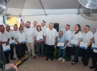 Colaboradores del IDAAN en Chitré, con una larga trayectoria en la entidad, recibieron reconocimientos de manos del presidente José Raúl Mulino.