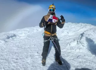 El veragüense Edward Balladares al lograr la proeza en el Volcán Chimborazo.