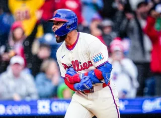 El panameño Edmundo Sosa celebra el jonrón conectado ayer en el triunfo de los Filis de Filadelfia sobre los Rays de Tampa Bay y que les aseguró el pase a los playoffs de las Grandes Ligas.