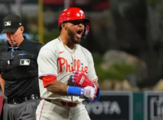 Edmundo Sosa bateó un doble en el juego.
