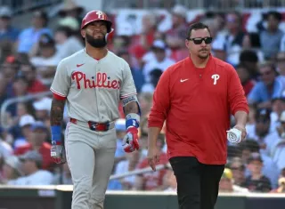 El panameño Edmundo Sosa es retirado en el noveno inning del partido de la Serie de Wild Card entre los Filis de Filadelfia y los Bravos de Atlanta.