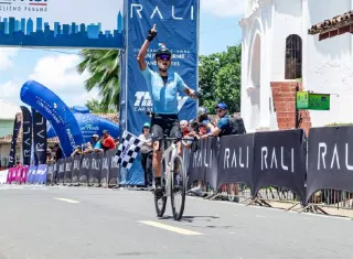 El hondureño Fred Matute en los metros finales de la primera etapa del Tour de Panamá.