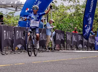 El guatemalteco Fredy Toc en los metros finales de la segunda etapa del Tour de Panamá, la cual se realizó ayer en la provincia de Los Santos.