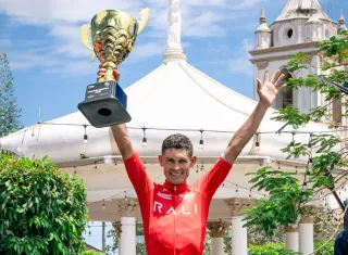 El hondureño Fred Matute levanta el trofeo de campeón de la edición 2026 del Tour de Panamá, que se disputó por cinco días.