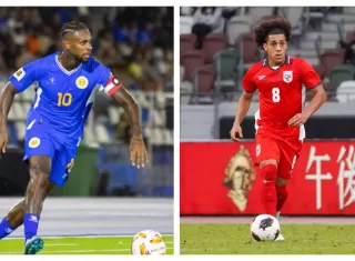 Adalberto Carrasquilla, de la Selección de Panamá (der.) y Leandro Bacuna, de Curazao.