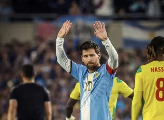 El astro Lionel Messi saluda a la afición que se dio cita al Estadio Minumental de la ciudad de Buenos Aires en su despedida. 