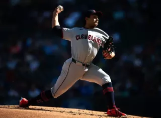 El lanzador panameño Daniel Espino durante su actuación en el encuentro de ayer en el que su equipo, los Guardianes de Cleveland, vencieron a los Medias Blancas de Chicago 4-3.