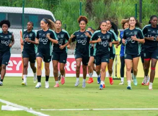 Jugadoras de la Selección Mayor Femenina de Fútbol de Panamá corren durante la sesión de entrenamiento de ayer jueves en el Centro de Alto Rendimiento de la Federación Panameña de Fútbol (FPF), en Burunga, Arraiján.