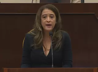 Jessica Barrera, dirigente del movimiento de afectados por el subsistema mixto de pensiones de la CSS, durante su intervención en la Asamblea.