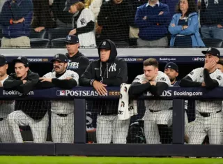 Jugadores de los Yankees de Nueva York cuando son eliminados por los Rays de Tampa Bay en la Serie Divisional de los Playoffs. 