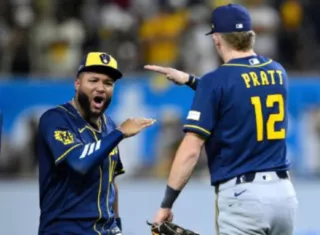 Jugadores de los Cerveceros celebran el pase.