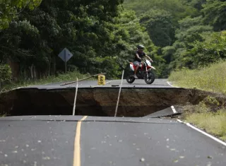 Carretera destruida en Búcaro.