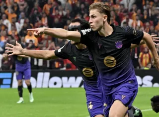 Fermín López (der.) celebra su gol.