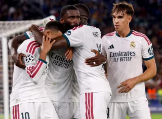 Jugadores del Real Madrid celebran uno de los goles anotados en el triunfo que logró ayer el conjunto español 4-3 sobre la Roma en partido correspondiente a la Liga de Campeones de la UEFA.