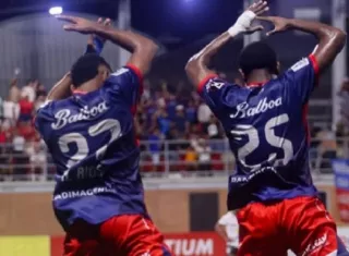 Hécto Ríos (izq.), del Plaza Amador, celebra su gol junto a su compañero Kevin Walder.